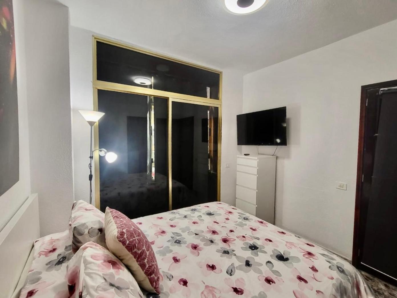 Affordable Holiday Accommodation For Large Families And Groups At Las Canteras Beach With 3 Bedrooms And Free Parking Las Palmas de Gran Canaria Kültér fotó